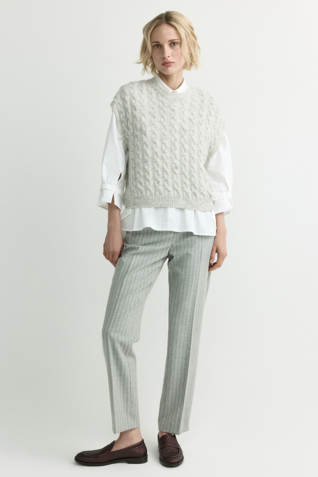 Lookbook: Katoenen hemd + Gestreepte broek + Oversized debardeur + Sjaal met kabelsteek + Lederen loafer