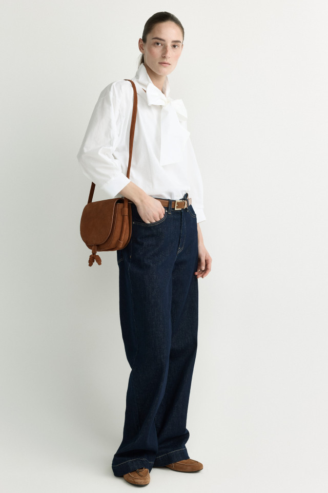 Lookbook: Blouse in jersey fabric + Straight-leg jeans + Thin leather belt + Spacious suede crossbody bag + Leather deck shoes