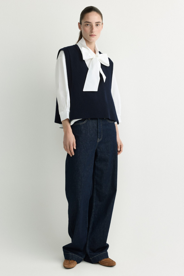 Lookbook: Debardeur van merinowol + Blouse in jerseystof + Jeans met rechte pijpen + Lederen bootschoen