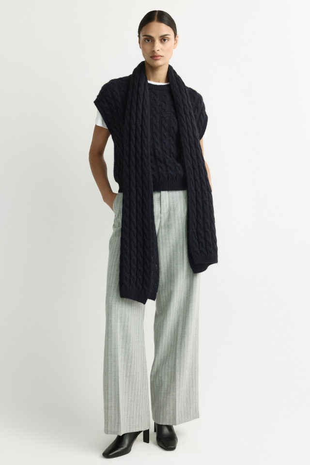 Lookbook: Gestreepte broek met wijde pijpen + Oversized debardeur + Sjaal met kabelsteek + Lederen enkellaars + T-shirt met ronde hals en korte mouwen