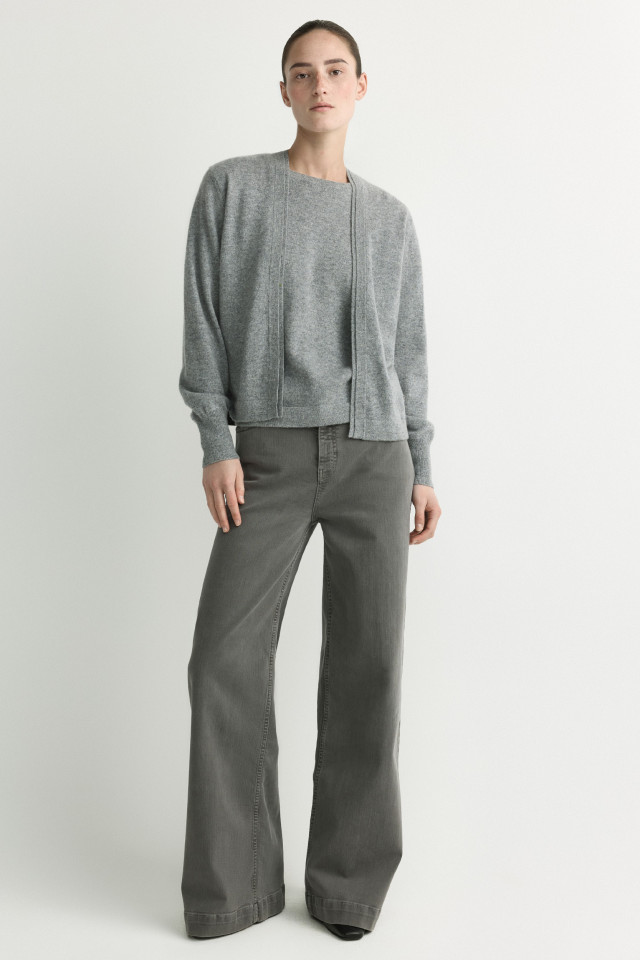 Lookbook: Cashmere trui met korte mouwen + Cardigan van cashmere + Jeans met wijde pijpen + Lederen enkellaars