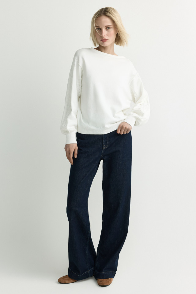 Lookbook: Jumper with decorative stitching + Straight-leg jeans + Leather deck shoes