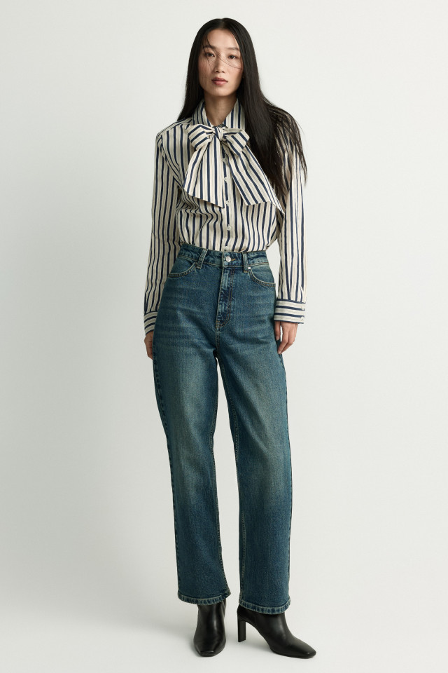 Lookbook: Hemd met afneembare strik + Jeansbroek met sjaaltje + Lederen enkellaars