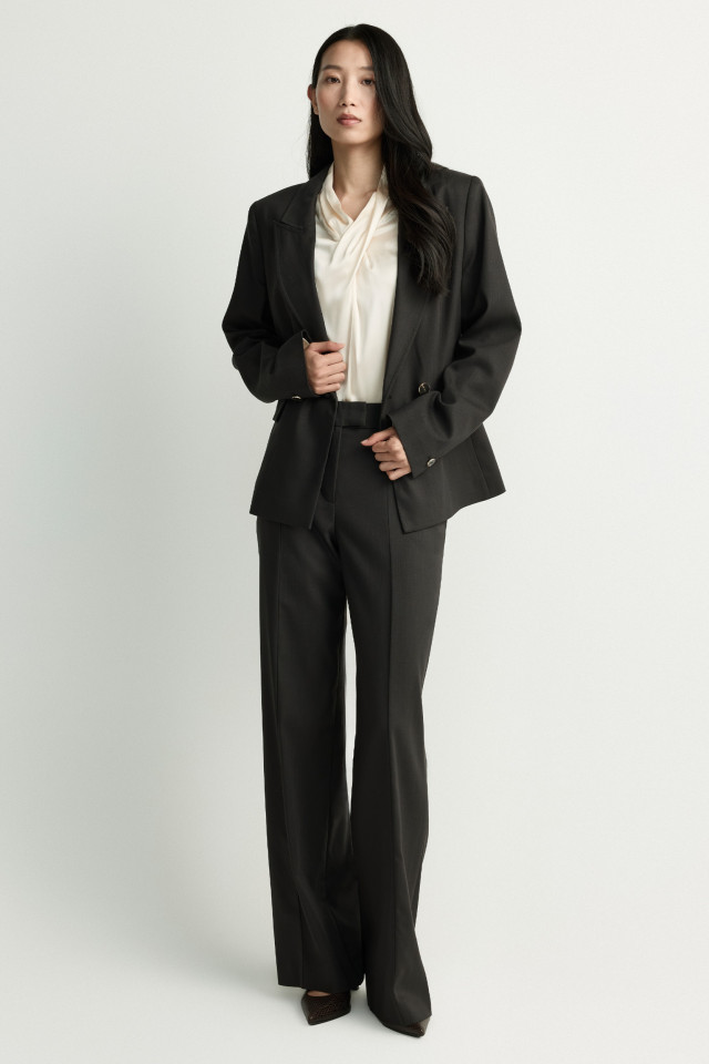 Lookbook: Wollen blazer + Zijden blouse met drapage + Lederen slingback