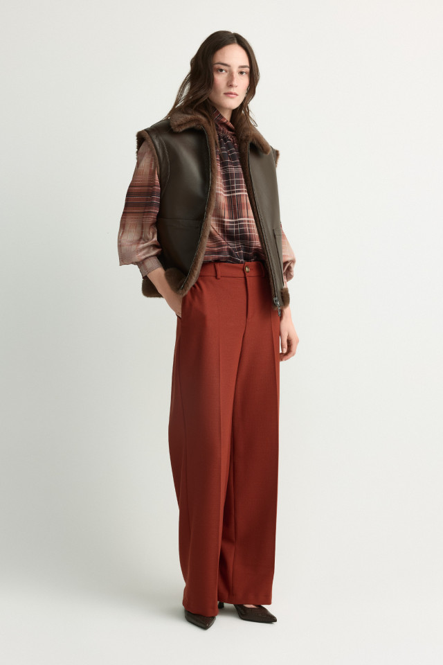 Lookbook: Broek met wijde pijpen + Blouse van gerecycleerd polyester + Omkeerbaar jasje met faux fur + Lederen slingback