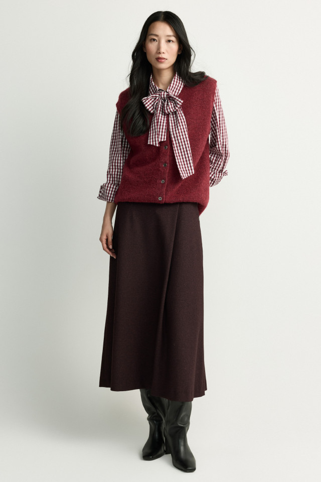 Lookbook: Geruit hemd met afneembare strik + A-lijn rok van keperstof + Gilet van alpacamix + Lederen enkellaars