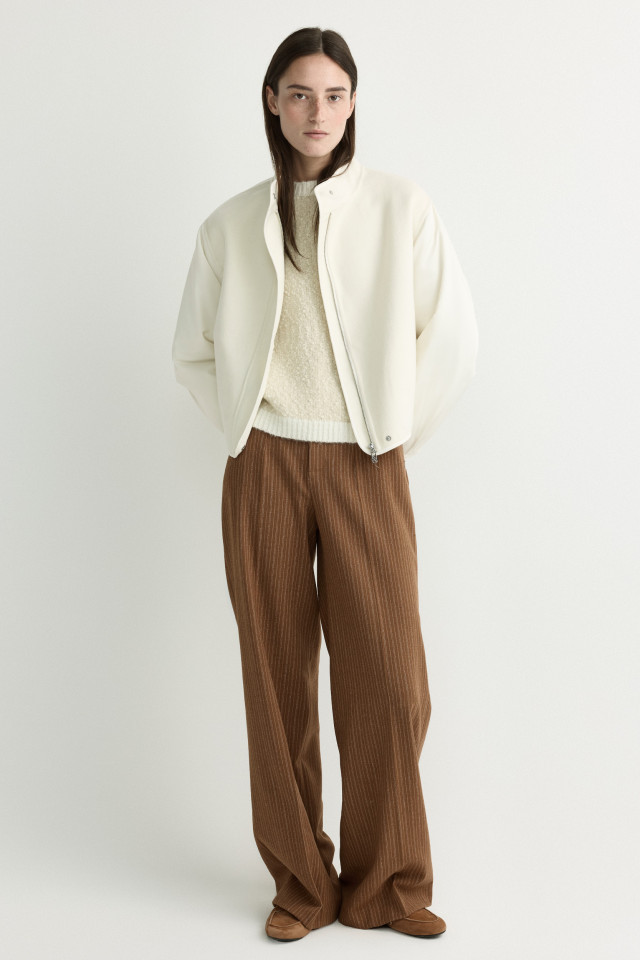 Lookbook: Pantalon rayé à jambes larges + Pull en tissu bouclé + Chaussure bateau en cuir