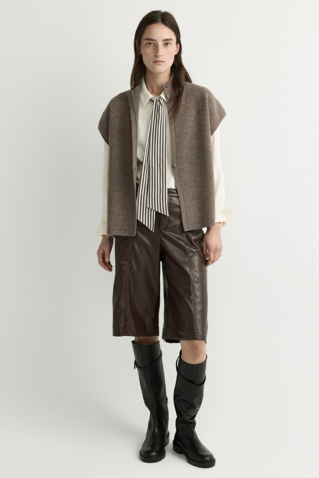 Lookbook: Bluse mit gestreiftem Bindeband + Gilet aus Merinowolle + Schal aus Merinowolle + Bermuda aus Kunstleder + Hohe Stiefel