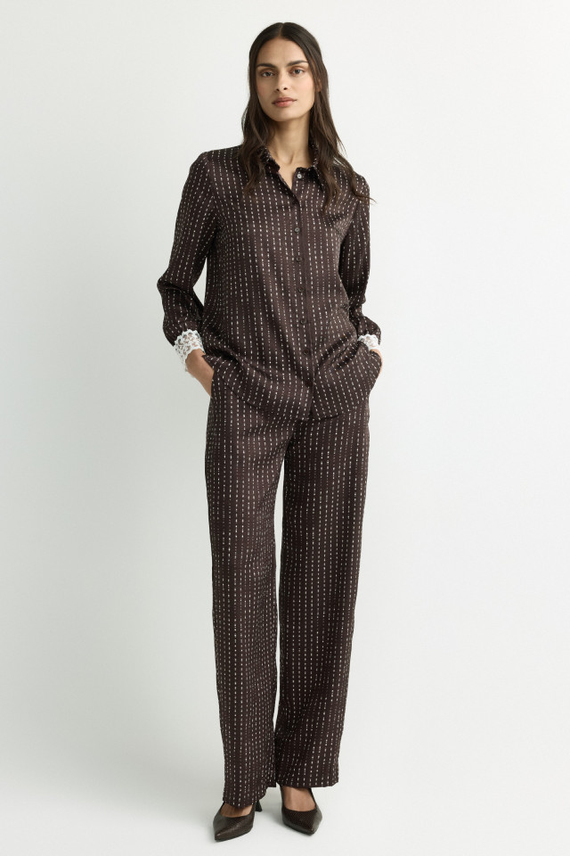 Lookbook: Blouse met stippen + Broek met print + Reversible schoudertas + Lederen slingback