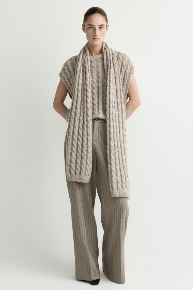 Lookbook: Pantalon rayé à jambes larges + Débardeur surdimensionné + Écharpe torsadée + Bottillons en cuir