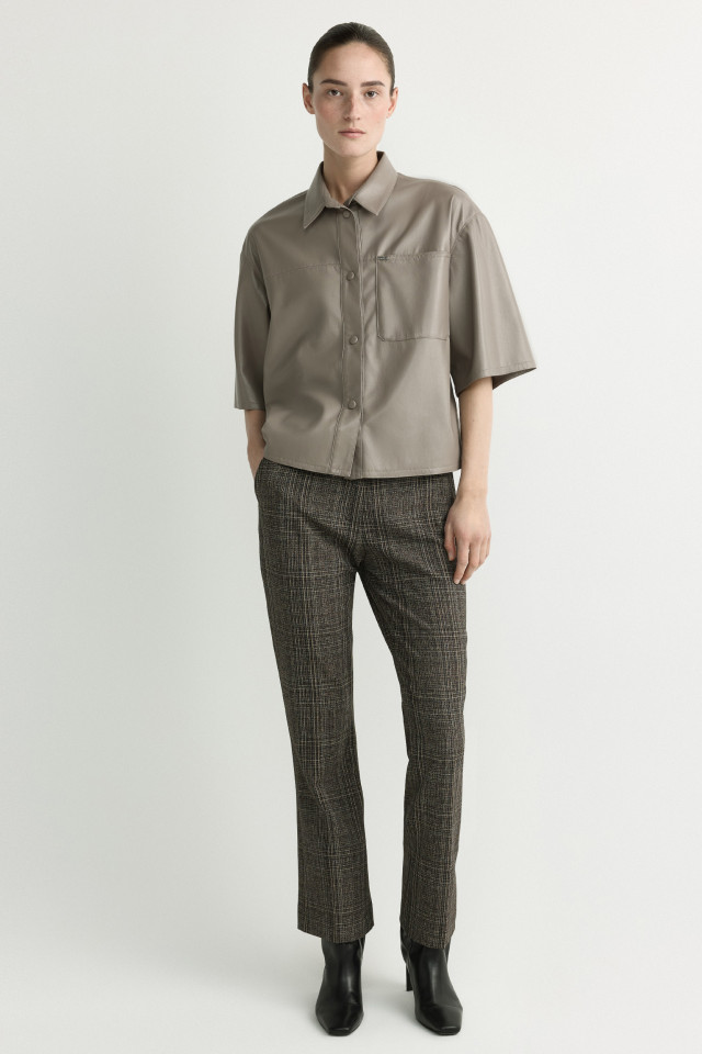 Lookbook: Faux leather blouse + Geruite broek met smalle pijpen + Suède clutch + Lederen enkellaars