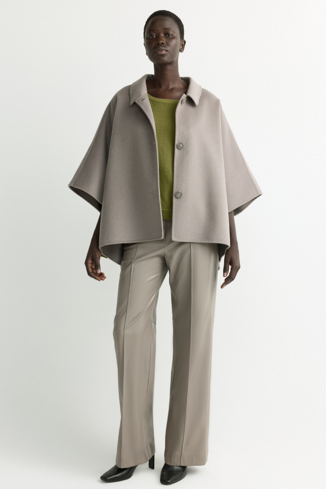 Lookbook: Kunstlederhose + Pullover aus Bio-Baumwolle + Zweiseitiger Umhang + Lederstiefeletten