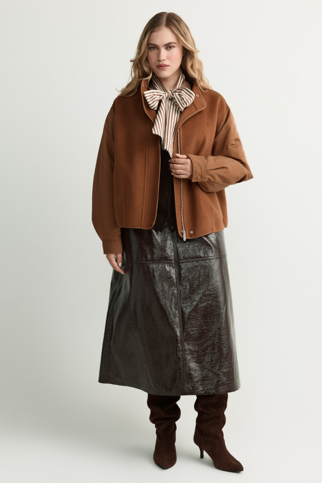 Lookbook: Jupe en cuir verni + Cardigan avec nœud + Veste bomber