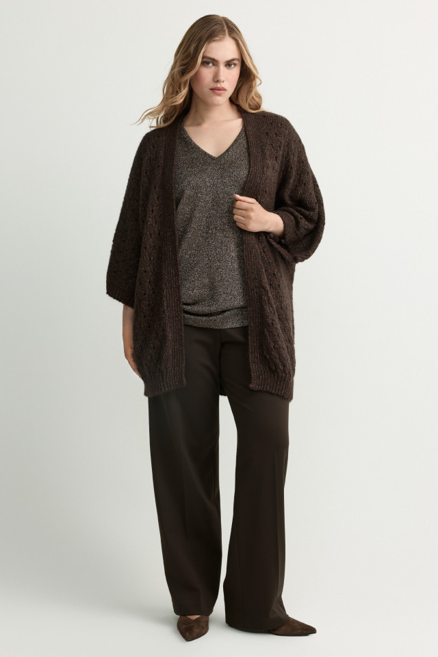 Lookbook: Fijn T-shirt met lurex + Cardigan met korte mouwen + Lederen pump + Zachte broek met rechte pijpen