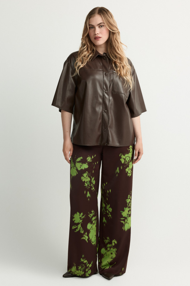 Lookbook: Bluse aus Kunstleder + Hose mit Blumenmuster + Lederpumps