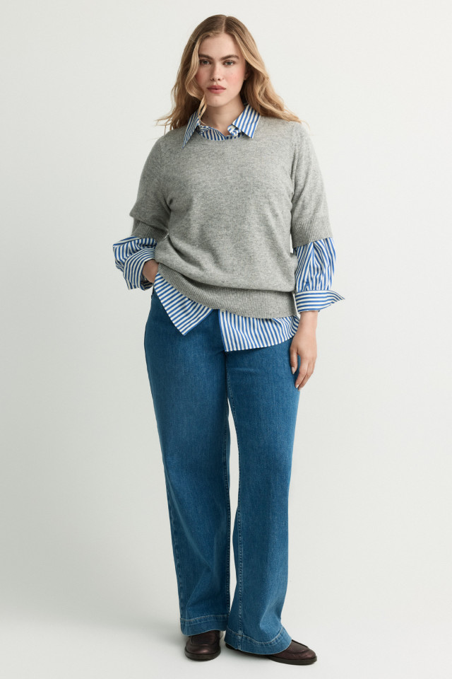 Lookbook: Blouse rayée + Pull en mélange de cachemire + Jean à jambes droites + Mocassin en cuir
