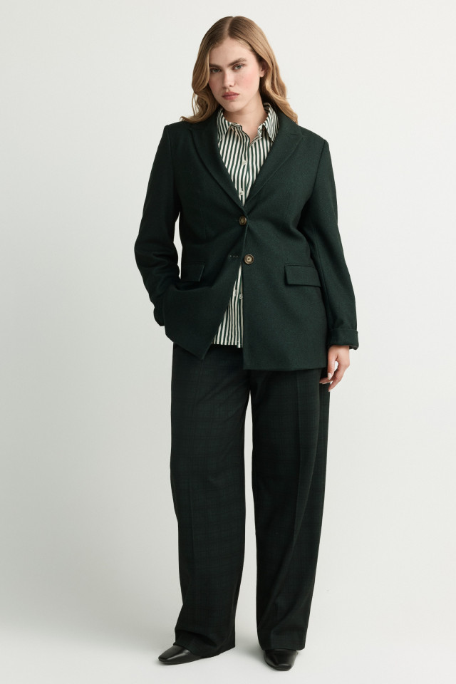 Lookbook: Blazer in keperstof + Hemd van gerecycleerd polyester + Lederen enkellaars + Geruite broek met rechte pijpen