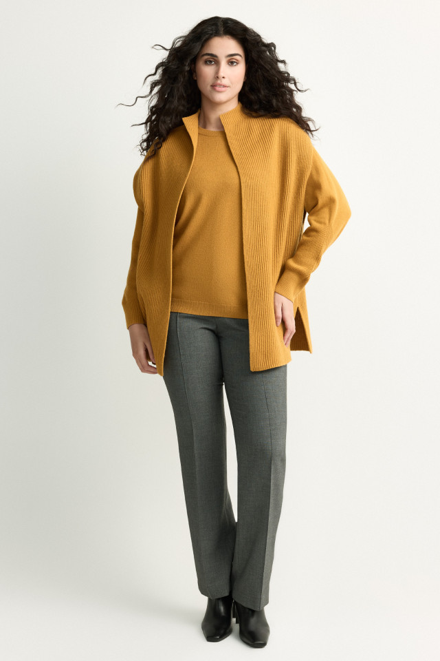 Lookbook: Tailored trousers with straight legs + Sleeveless waistcoat in merino wool + Merino wool jumper with round neckline + Merino wool scarf + Leather ankle boots