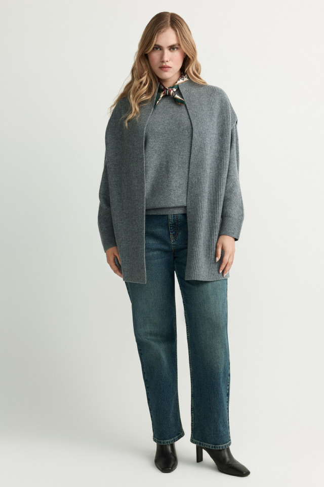 Lookbook: Mouwloos gilet van merinowol + Trui van merinowol met ronde hals + Jeans met rechte pijpen + Lederen enkellaars