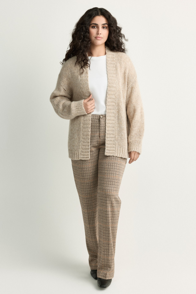 Lookbook: T-Shirt mit abnehmbarer Schleife + Strickjacke mit Mohair + Lederstiefeletten + Elegante Hose mit schmal geschnittenem Bein