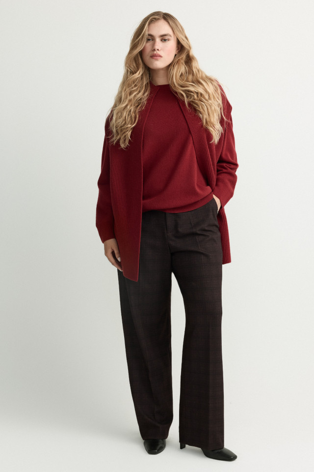 Lookbook: Gilet sans manches en laine mérinos + Pull en laine mérinos à col rond + Bottillons en cuir + Pantalon à carreaux à jambes droites
