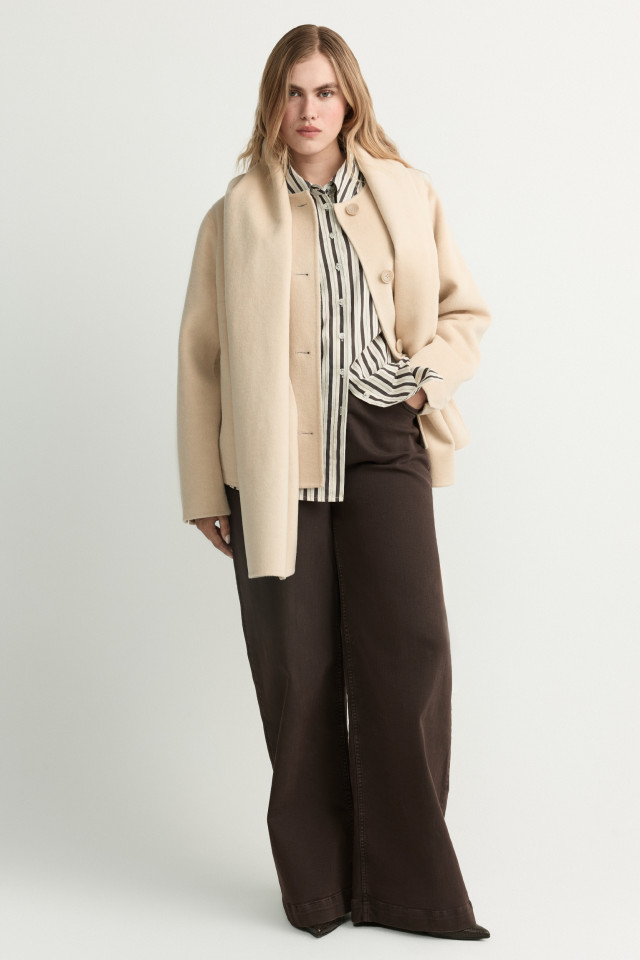 Lookbook: Hemd met afneembare strik + Jeans met wijde pijpen + Double face jas met wol + Double face sjaal met wol + Lederen slingback