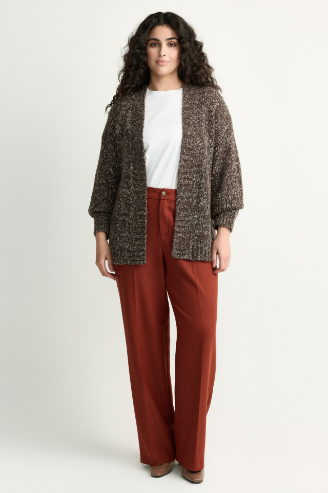 Lookbook: T-shirt met afneembare strik + Cardigan met mohair + Lederen enkellaars + Geklede broek met wijde pijpen