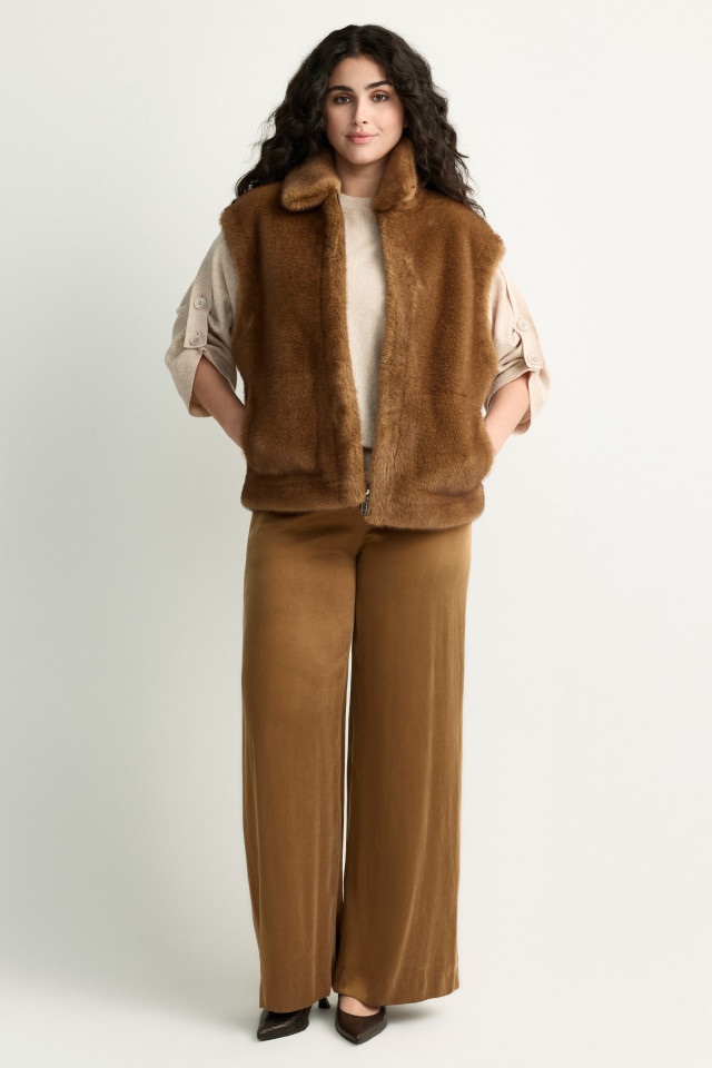 Lookbook: Pull en laine mérinos + Pantalon aux jambes larges + Veste réversible contenant de la fausse fourrure + Slingback en cuir