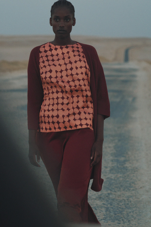 Lookbook: Wijde broek met satijnlook + Blouse met in-house dot print