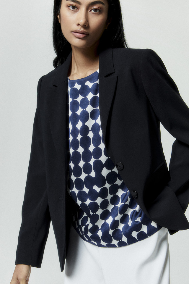 Lookbook: Donkerblauwe getailleerde, kreukvrije blazer + Witte losse broek
