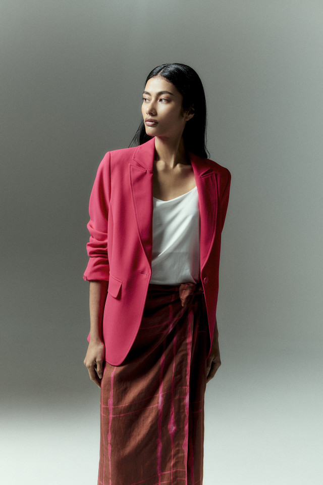 Lookbook: Blazer muni d’un subtil ourlet arrondi + Jupe avec motif aquarelle