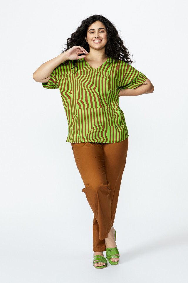 Lookbook: Pantalon à jambes larges + Blouse ample à col en V