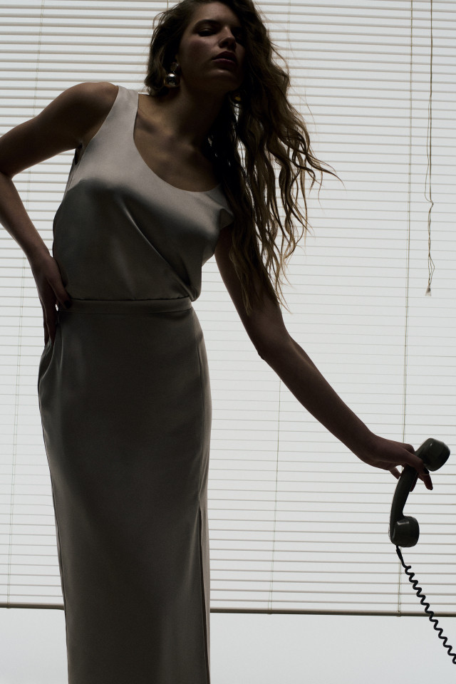 Lookbook: Jupe crayon en tissu brillant + Haut sans manches en tissu brillant + Slingbacks avec talon aiguille bas