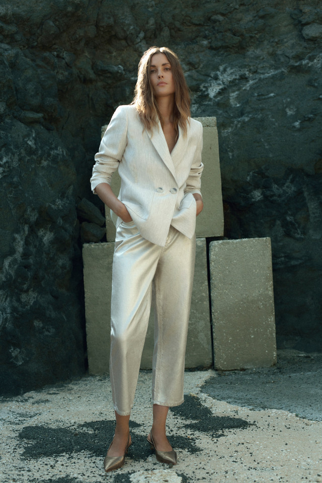 Lookbook: Blazer met pinstripe in lurex + Coated jeansbroek + Slingback met kitten heel