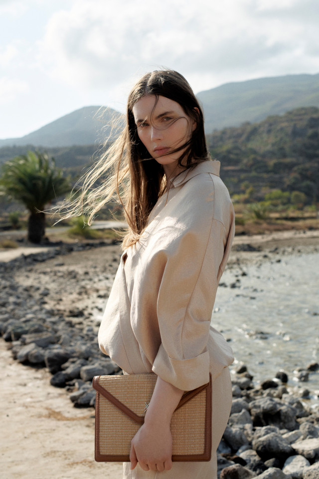 Lookbook: Glanzende bandplooibroek + Glanzende cache-coeur + Zomerse slipper