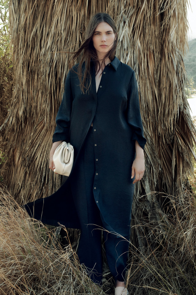 Lookbook: Pantalon brillant à pli marqué + Robe-chemise brillante + Pochette nuage + Mules en cuir