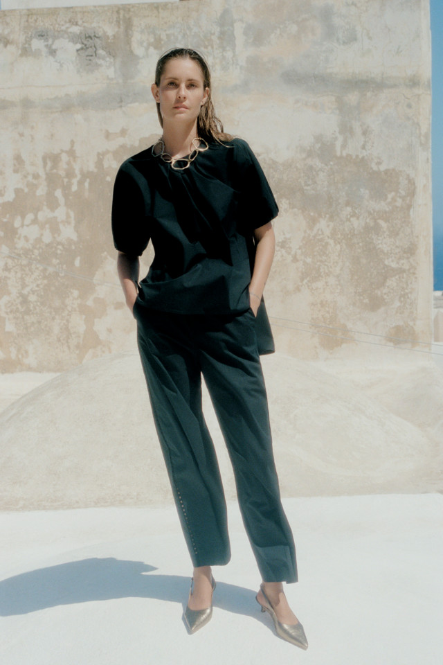 Lookbook: Blouse met asymetrische plooien + Losse broek met entre deux + Slingback met kitten heel + Vergulde korte halsketting met organische vorm