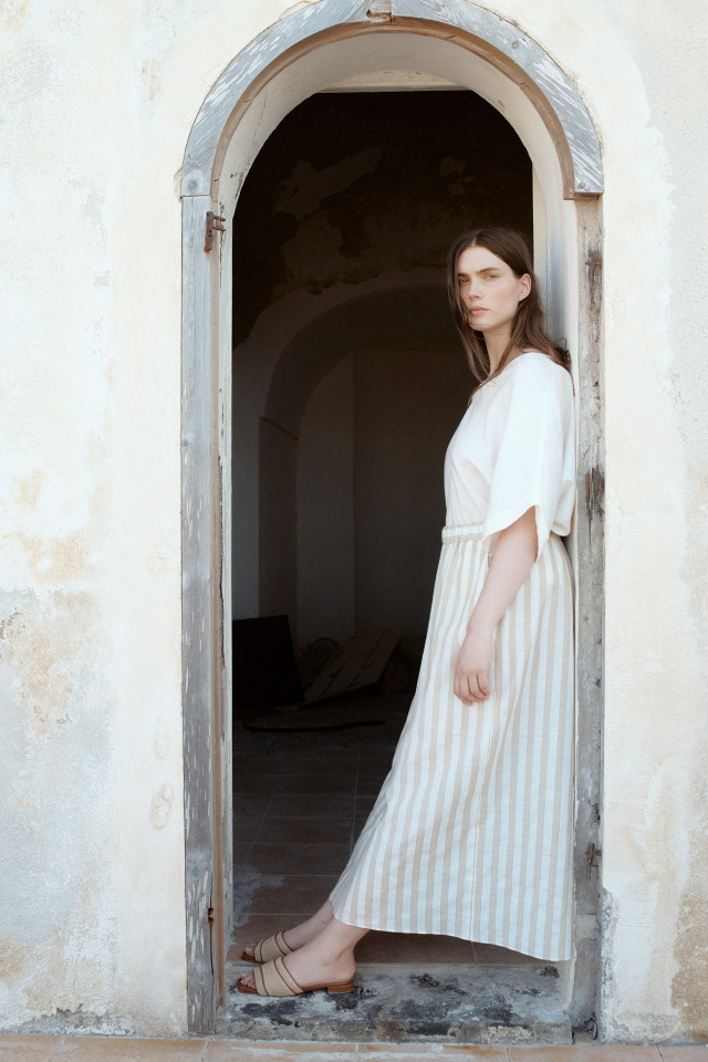 Lookbook: Jupe rayée en ligne A + Blouse en lin d’été + Mules d’été