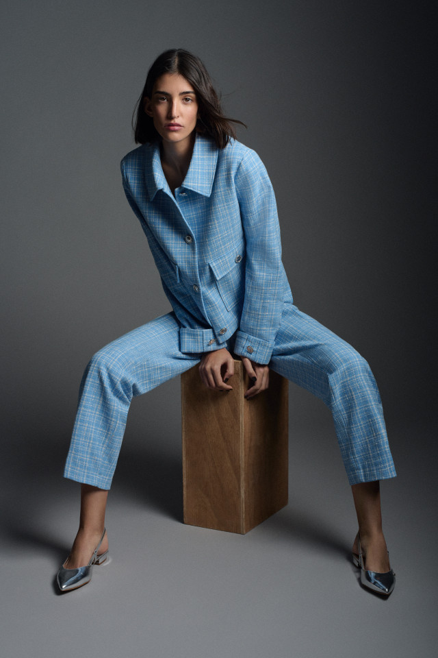Lookbook: Geruite broek met smalle pijpen + Kort jasje met structuur + Elegante slingback