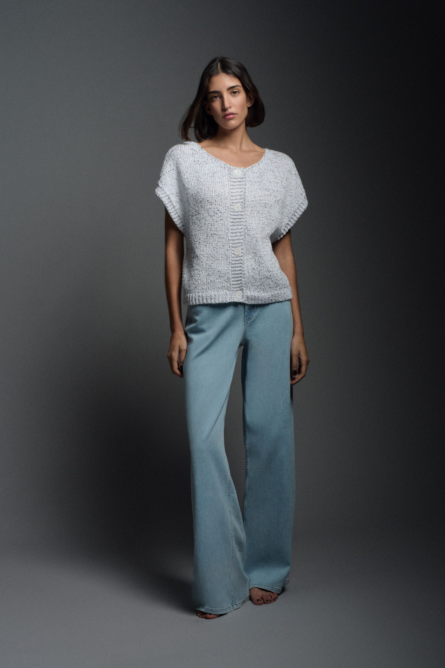 Lookbook: Débardeur à boutons + Jean d’été flare + Slingbacks avec talon aiguille bas