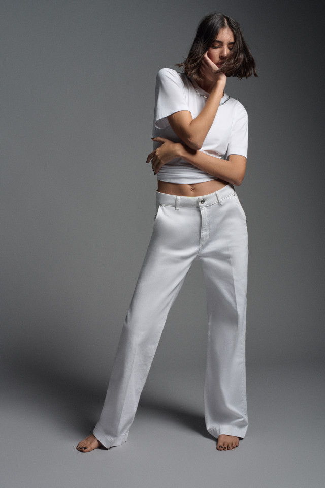 Lookbook: T-shirt met zilveren hals + Jeansbroek met wijde pijpen