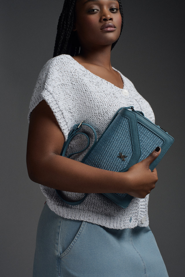 Lookbook: Débardeur à boutons + Jupe souple en jean + Sac à bandoulière avec raphia