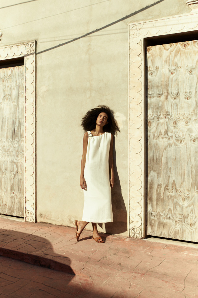 Lookbook: Xandres slippers + Vloeiende jurk met metalen detail