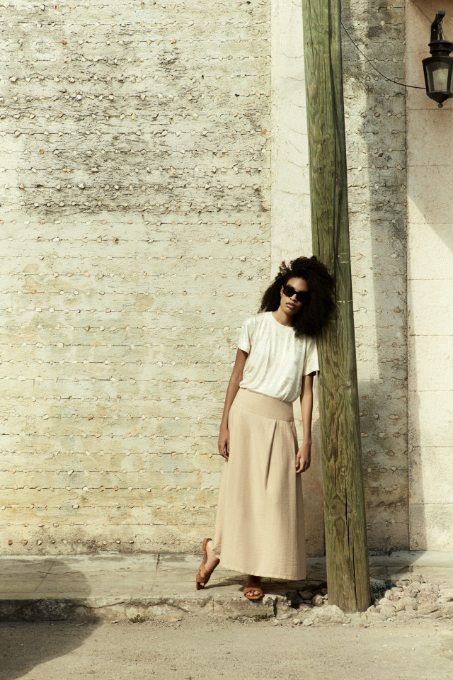 Lookbook: Coated T-shirt met ronde hals + Xandres slippers + Vloeiende maxirok
