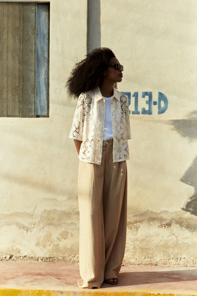 Lookbook: Blouse en broderie anglaise + Débardeur côtelé + Mules Xandres + Pantalon à jambes larges arborant un pli marqué