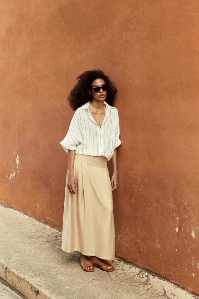 Lookbook: Blouse met pinstripe + Xandres slippers + Vloeiende maxirok