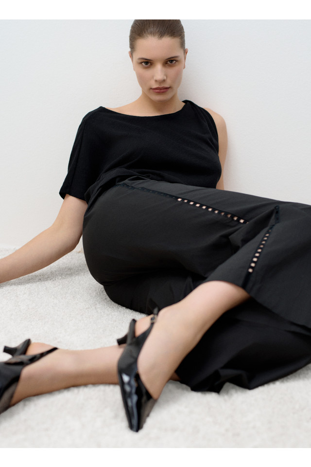 Lookbook: Asymmetrisch T-shirt + Losse broek met entre deux + Slingback met kitten heel