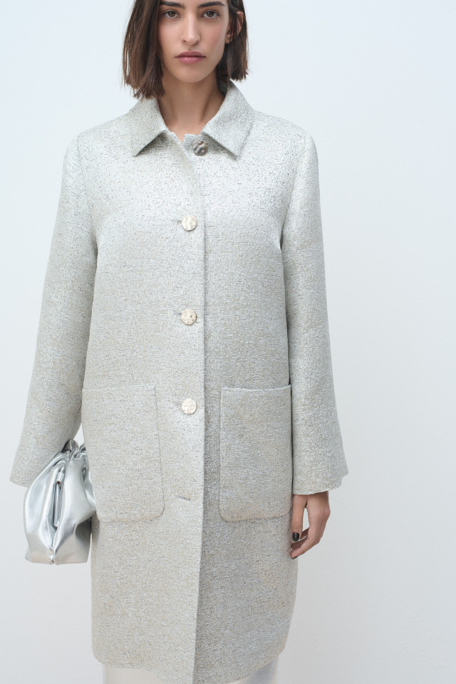 Lookbook: Zilveren mantel met knopen + Cloud bag clutch
