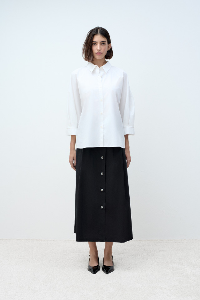 Lookbook: Oversized blouse met raglanmouw + Doorknooprok van organisch katoen + Slingback met kitten heel
