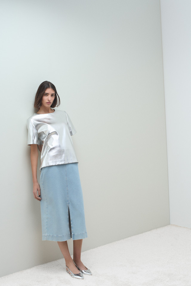 Lookbook: Jupe droite en jean + Top en faux cuir + Slingbacks élégantes